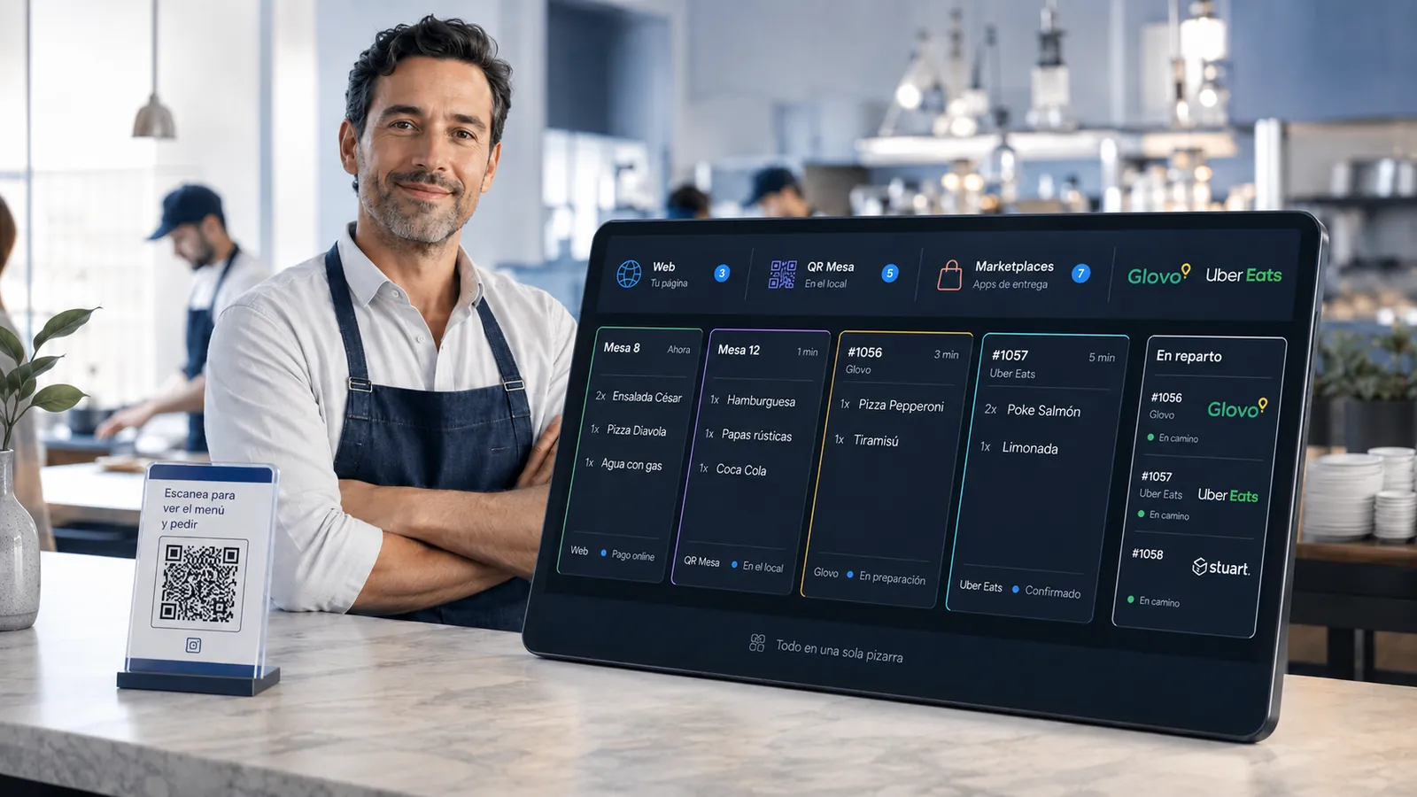 Dueño en la barra con la pizarra de pedidos: mesa, web, recogida y delivery