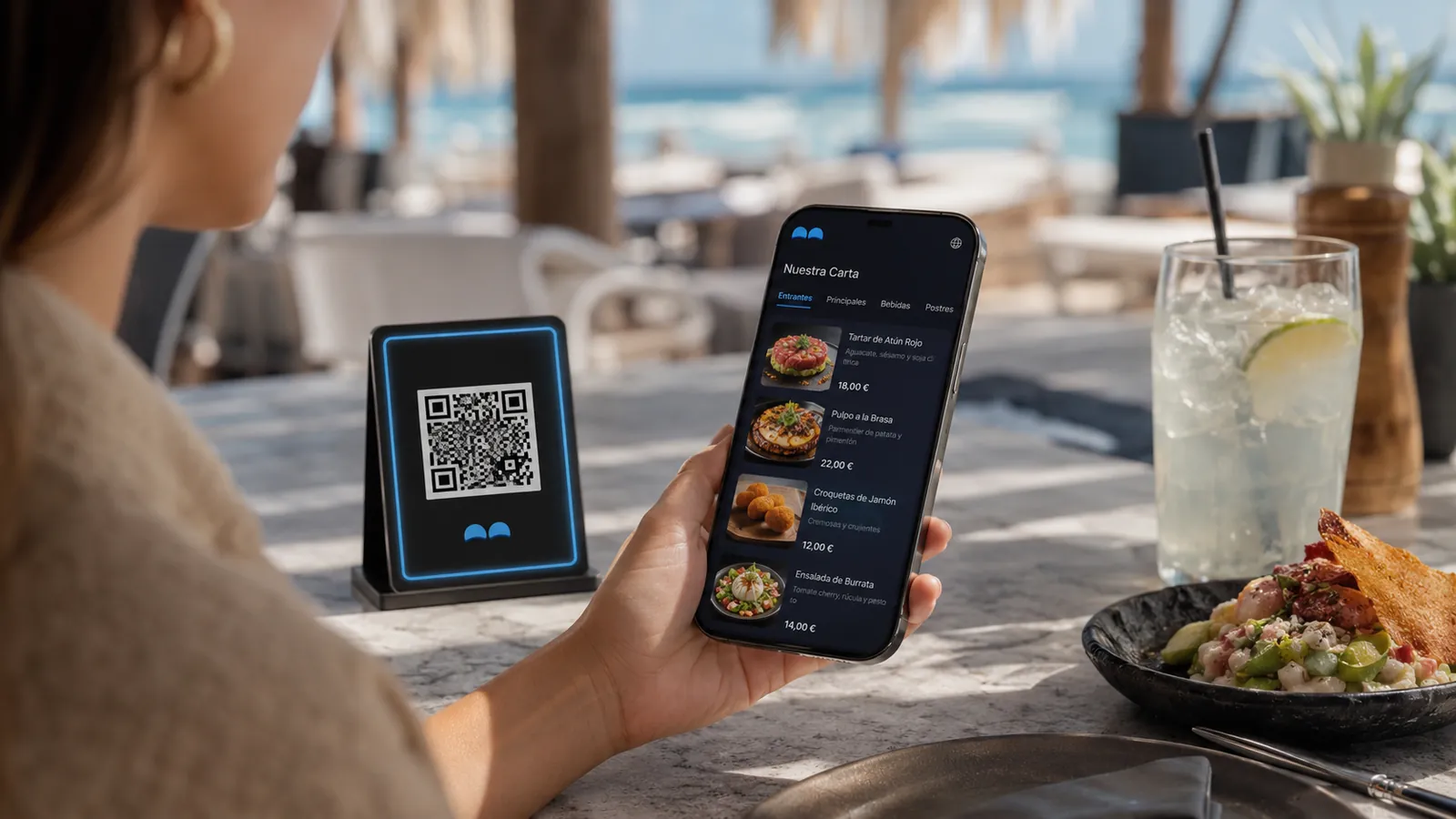 Cliente consultando en el móvil la carta digital tras escanear el código QR de la mesa